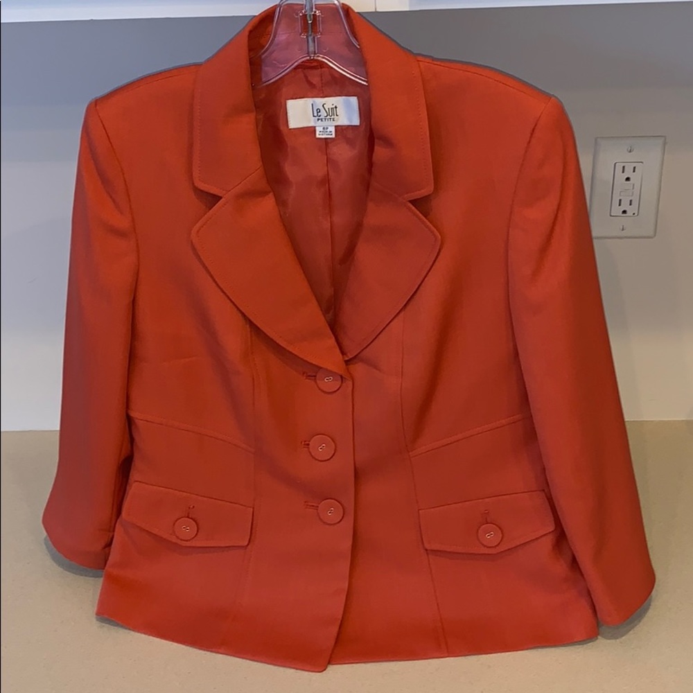 LESuit Coral Blazer 100% Polyester Like New.